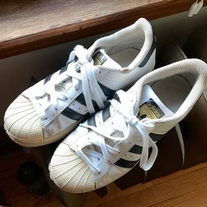 Adidas “Superstar” kids size 4